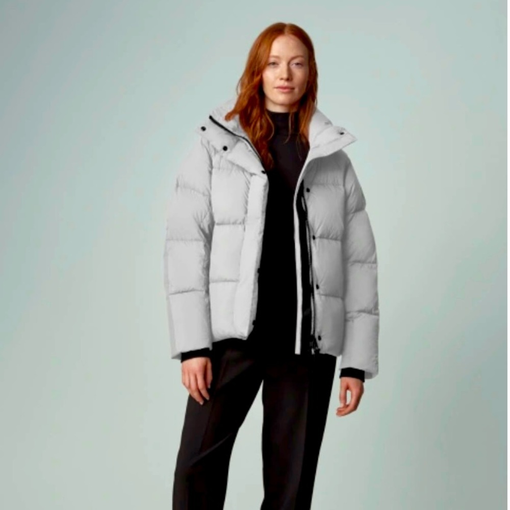 Canada goose winter jacket. Only used it once.